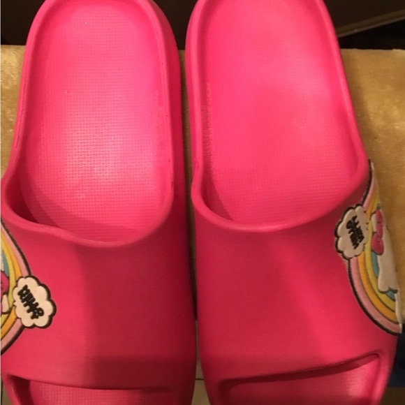 🩷🖤🌸 Hello Kitty Slides 🖤🩷🌸 Rainbow Design / Kitty Hot Pink / Gently Loved - Picture 5 of 10